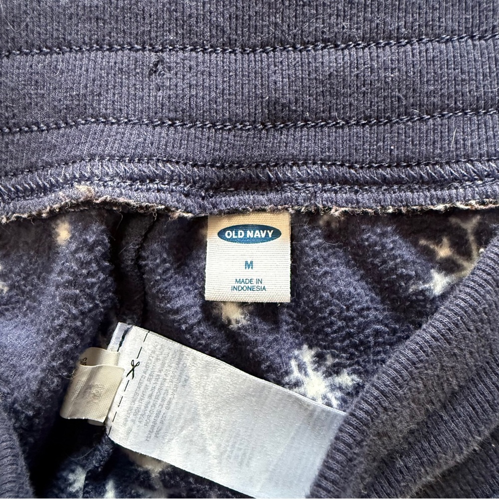 Old Navy Pajama Set in Navy with Snowflakes Size Medium - Picture 9 of 11